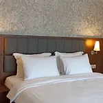 Iris & Hotel